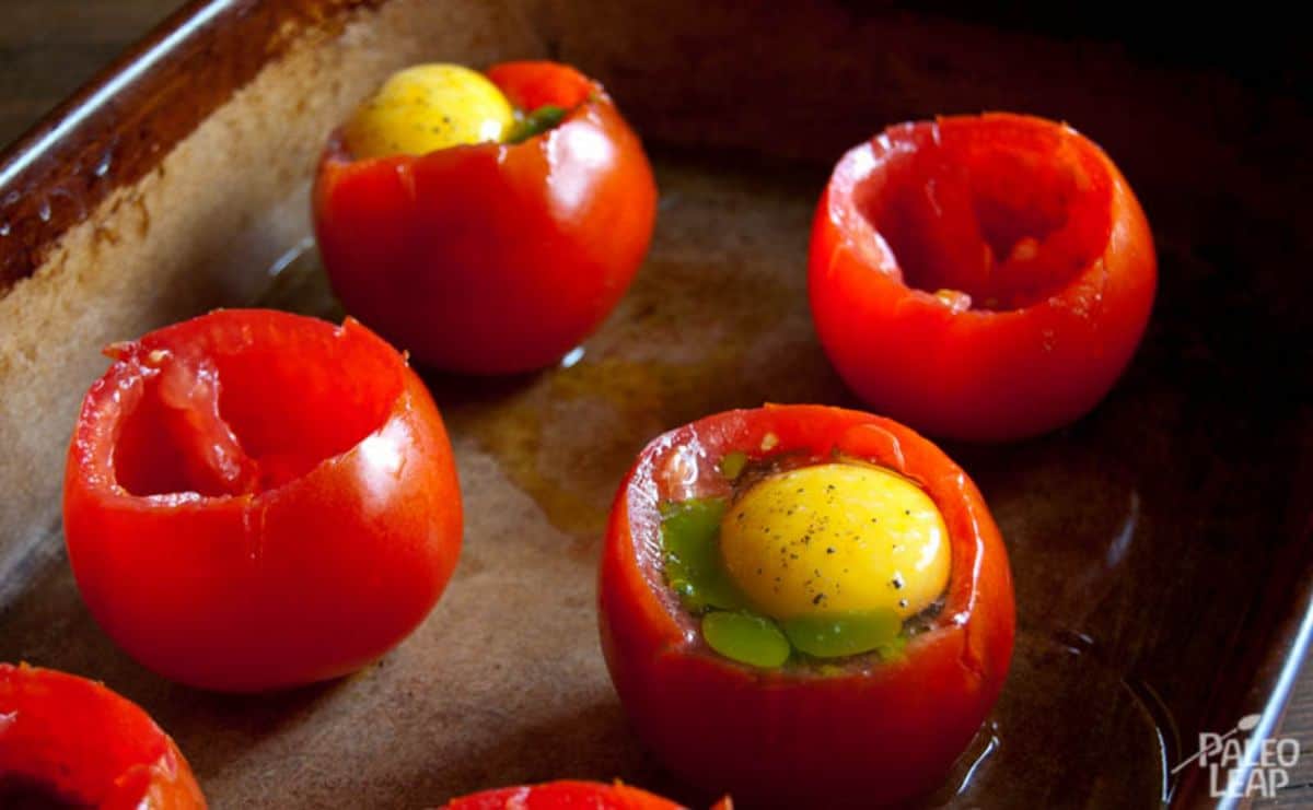 Egg and pesto stuffed tomatoes Recipe Preparation