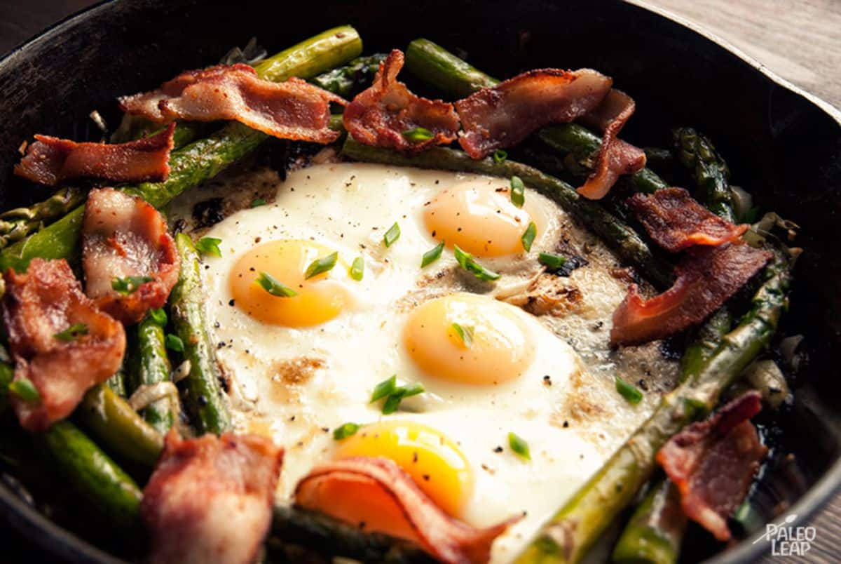 Baked Eggs With Asparagus and leeks