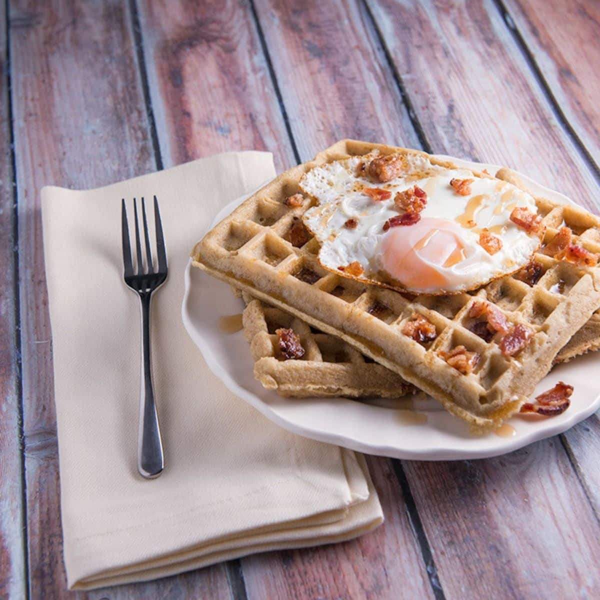 https://paleoleap.com/wp-content/uploads/2015/08/bacon-maple-syrup-waffles-with-fried-egg-featured.jpg
