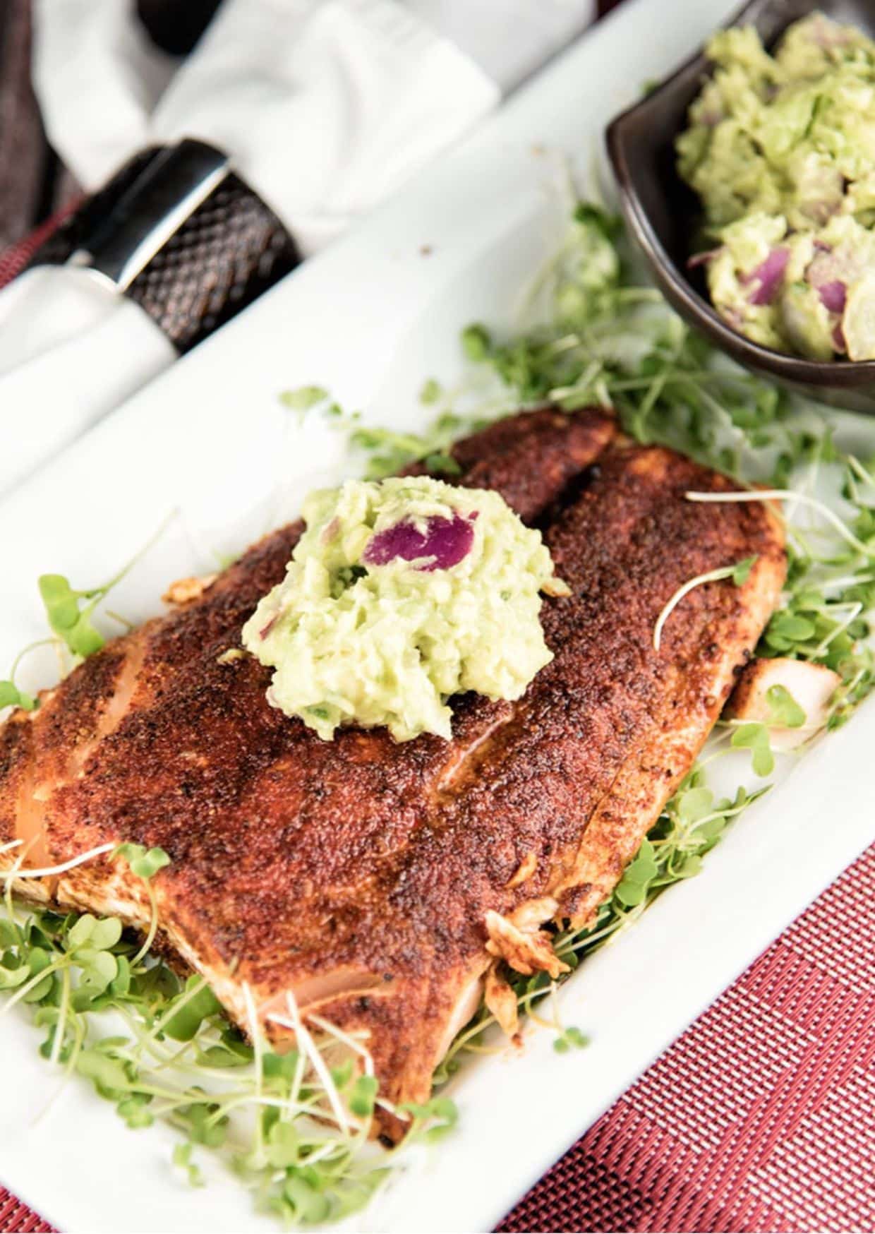 https://paleoleap.com/wp-content/uploads/2015/08/grilled-salmon-with-avocado-sauce-recipe.jpg