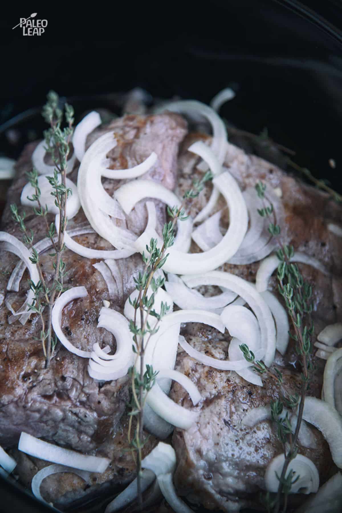 Slow-Cooker Ribs with Pomegranate Sauce Recipe Preparation