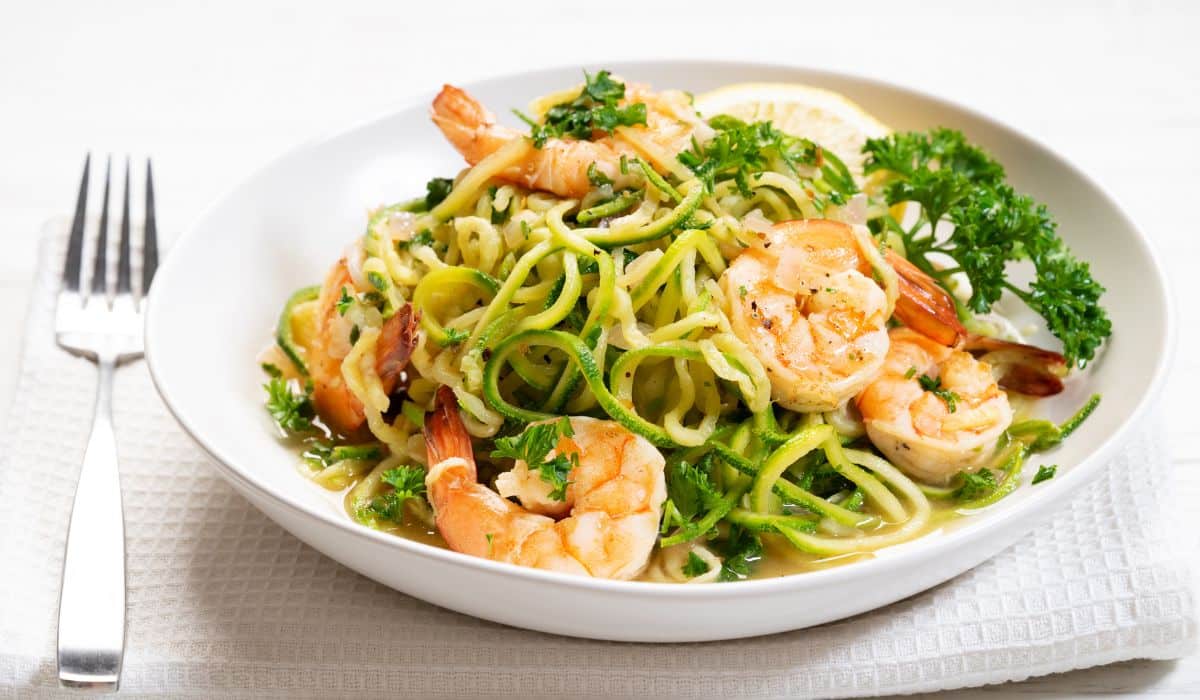 https://paleoleap.com/wp-content/uploads/2023/03/Noodles-with-Shrimp-and-Bacon.jpg